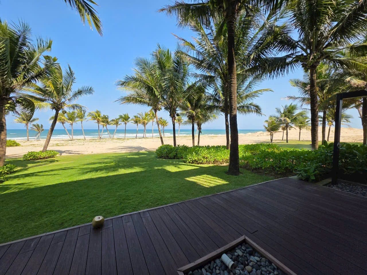 Bãi biển riêng resort Arbora Đà Nẵng - ghế tắm nắng ô rơm