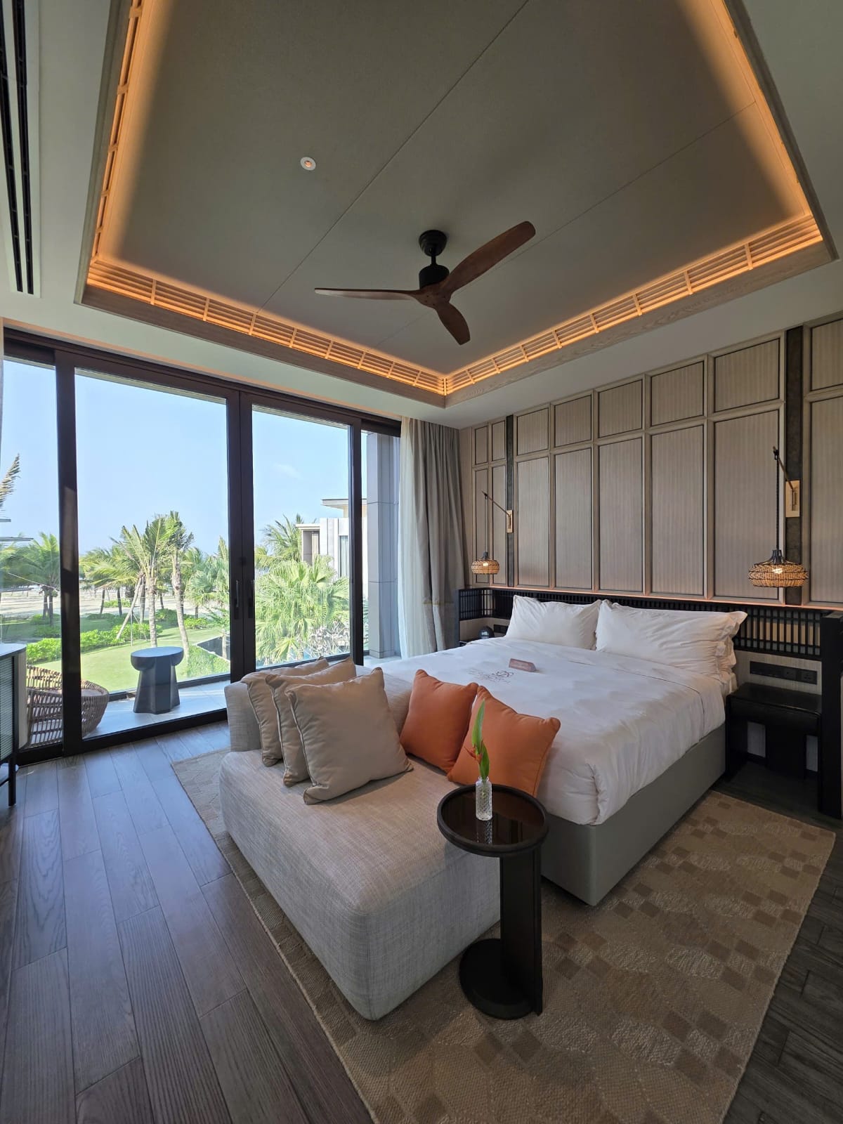 Phòng ngủ master biệt thự Arbora thực tế - view biển, quạt trần gỗ, ánh sáng ambient