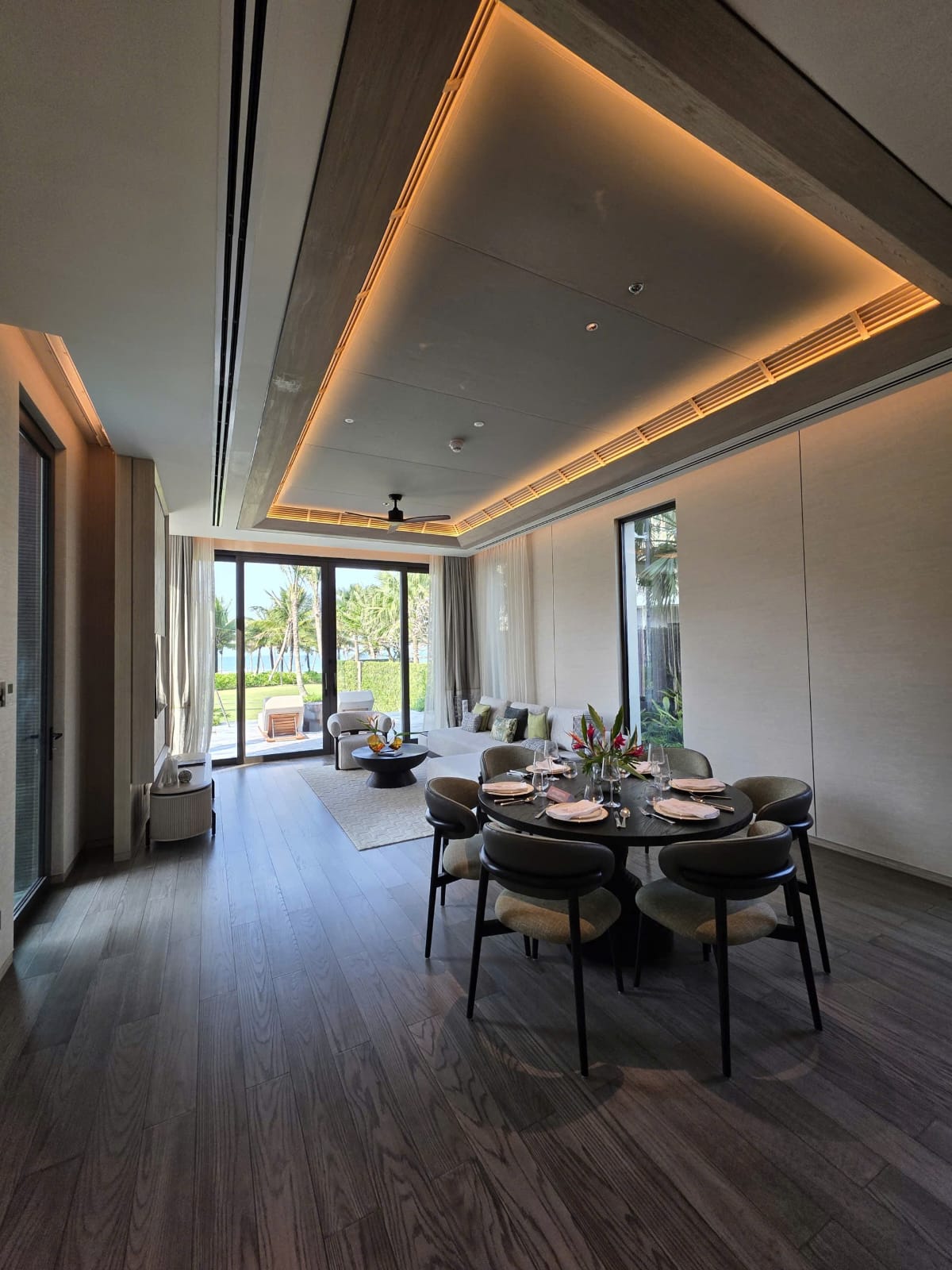 Phòng khách và phòng ăn biệt thự Arbora thực tế - nội thất gỗ tự nhiên, đèn ambient, view biển