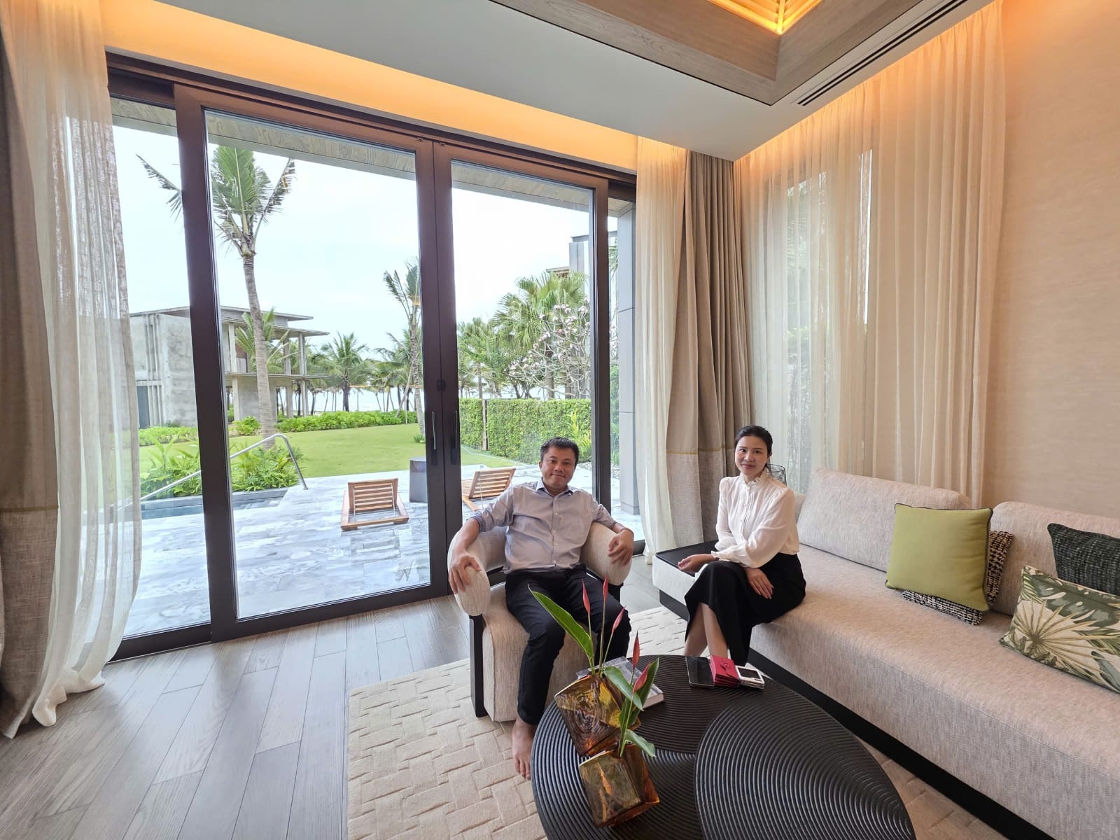 Show kitchen biệt thự Arbora thực tế - bếp đảo đá marble, đèn pendant thủ công